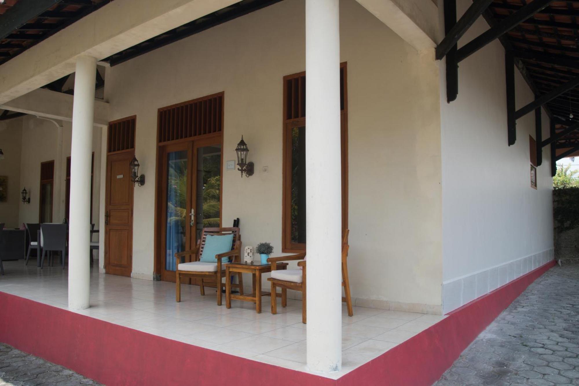 Guesthouse Rumah Senang Kalibaru Exteriör bild