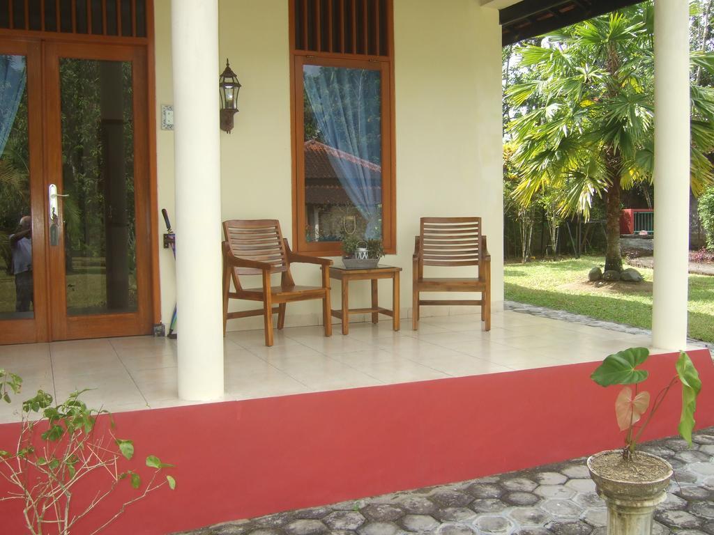 Guesthouse Rumah Senang Kalibaru Exteriör bild