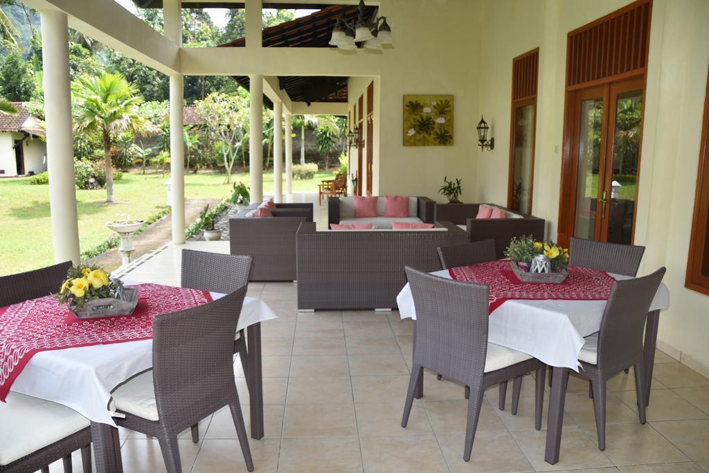 Guesthouse Rumah Senang Kalibaru Exteriör bild
